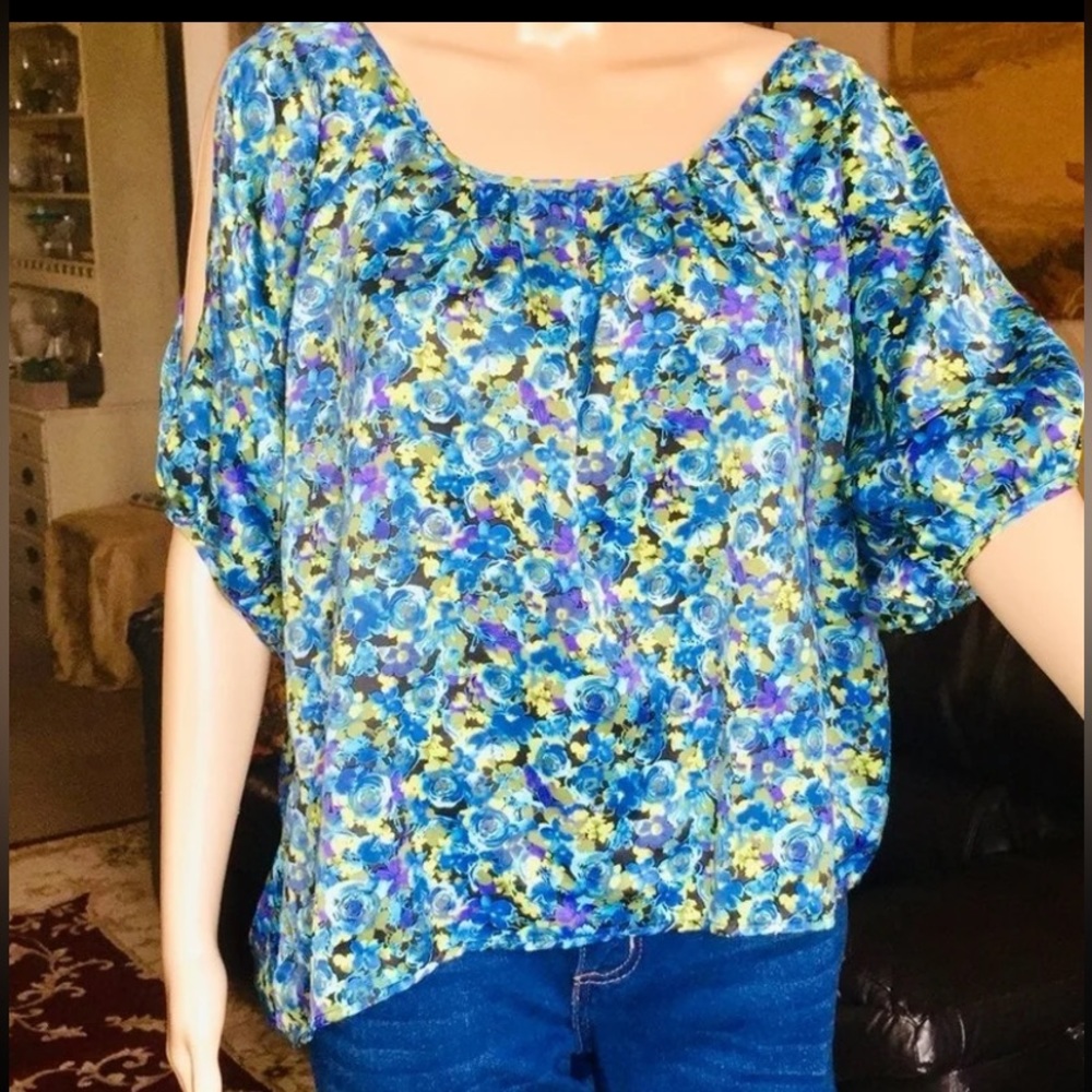 10027 floral silky blouse size XL